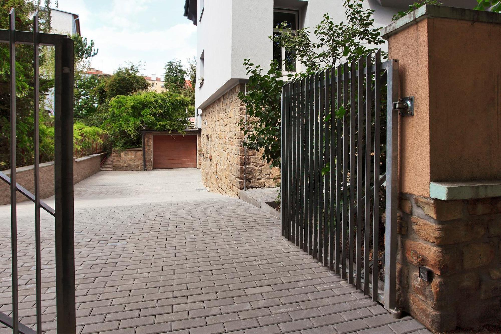 Villa Z - Apartment With Private Parking Бърно Екстериор снимка